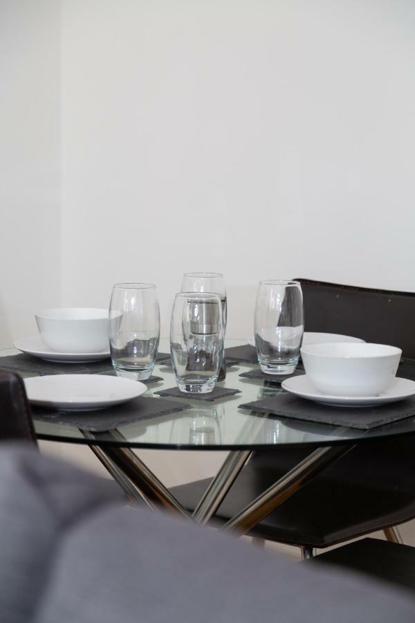 Serviced Apartment In Liverpool City Centre - Free Parking - Balcony - By Happy Days Exterior foto